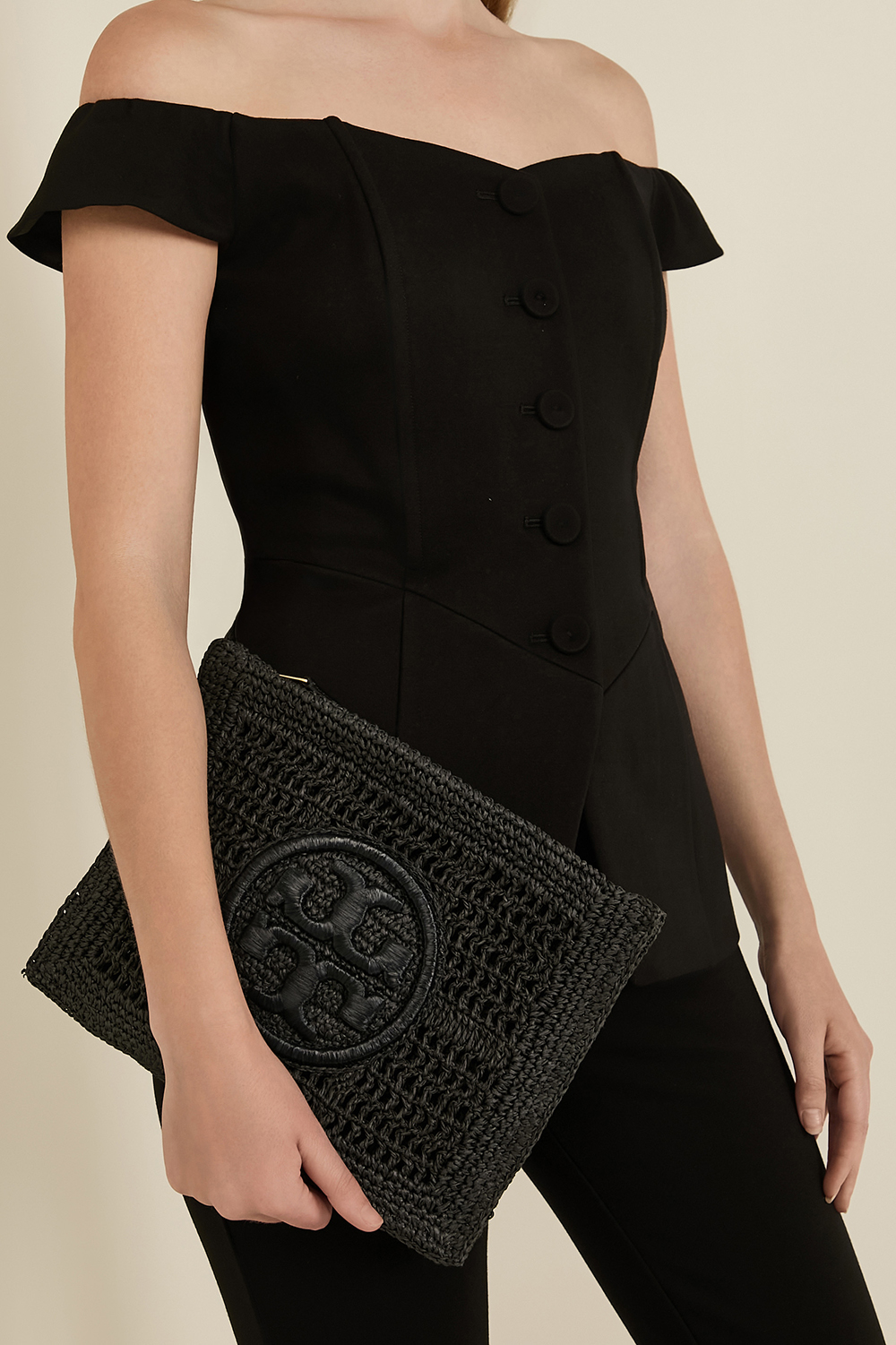 תמונת כל הלוק של תיק קלאץ' קרושה